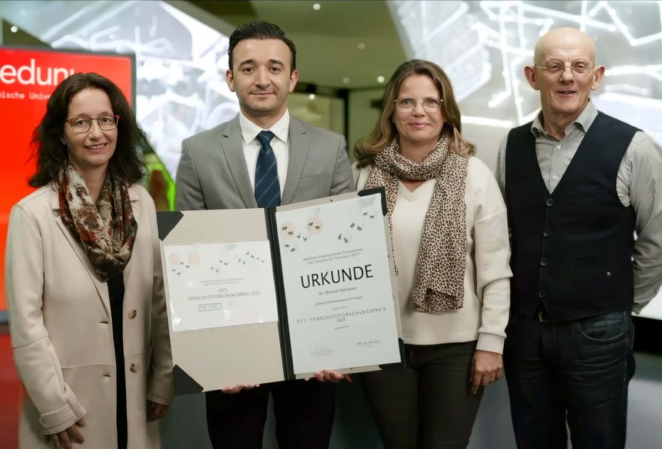 Masoud Aghapour erhält den Tierschutz-Forschungspreis der ÖTT. V.l.n.r.: Cornelia Rouha-Mülleder (Vorsitzende der ÖTT), Masoud Aghapour (Vetmeduni), Christina Hebenstreit (stellvertretende Vorsitzende der ÖTT) und Johannes Baumgartner (Vetmeduni). Foto: Alexander Wijnants/Vetmeduni