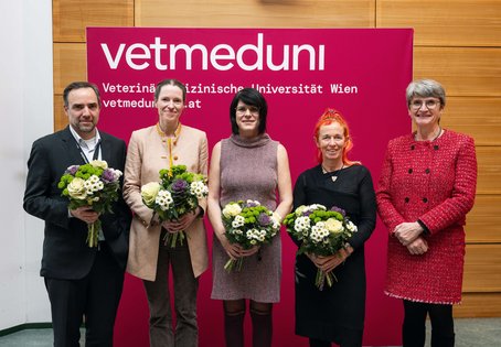 v.l.n.r.: Sebastian Glatt, Marion Bankstahl, Janina Burk, Doris Wilflingseder und Vetmeduni-Rektorin Petra Winter. Foto: Thomas Suchanek/Vetmeduni