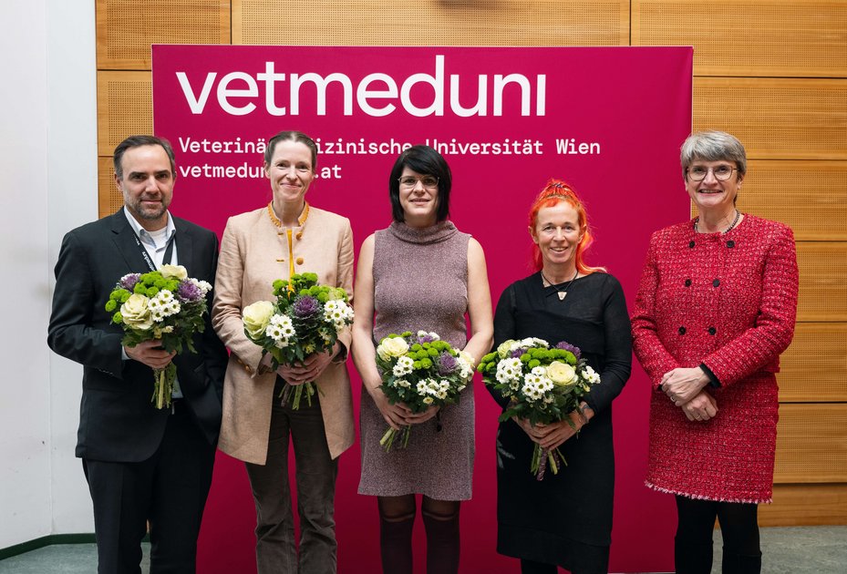 v.l.n.r.: Sebastian Glatt, Marion Bankstahl, Janina Burk, Doris Wilflingseder und Vetmeduni-Rektorin Petra Winter. Foto: Thomas Suchanek/Vetmeduni