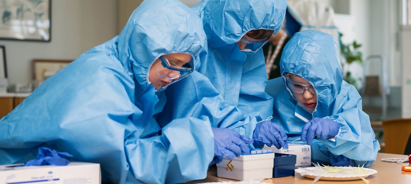 Drei Kinder mit blauen Labor-Anzügen bei der Kinderuni, Foto: Thomas Suchanek