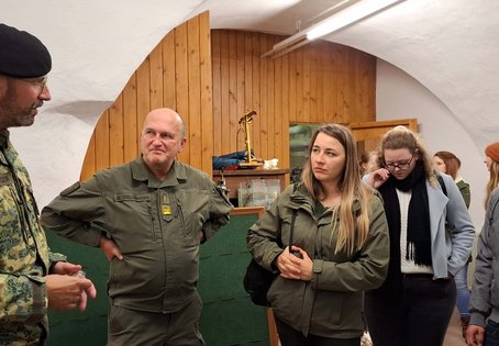 Oberst Dipl.Ing. A. Berger und Oberstleutnant-Veterinär (Miliz) Dr. K. Stellnberger im Gespräch mit Studierenden. (Bild: Susanne Bauer)