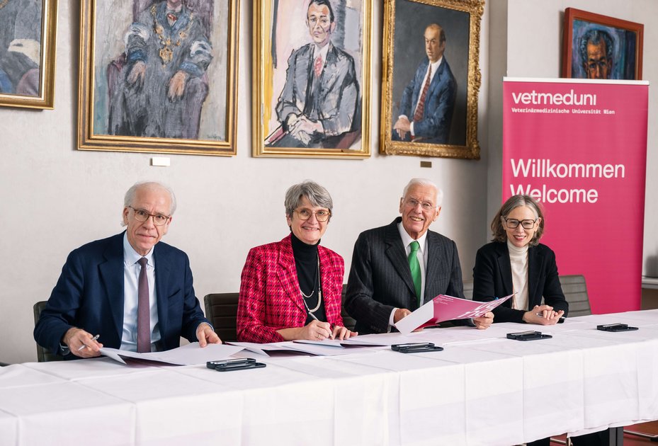 v.l.n.r.: Adrian von Segesser (MFI), Rektorin Petra Winter (Vetmeduni), Heinz Schweizer (MFI) und Vizerektorin Michaela Fritz (MedUni Wien) bei der Vertragsunterzeichnung. 