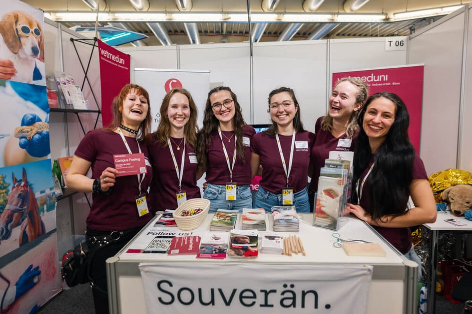 Foto vom Messestand bei der BeSt-Messe mit Studierenden