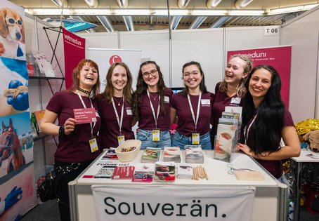 Foto vom Messestand bei der BeSt-Messe mit Studierenden