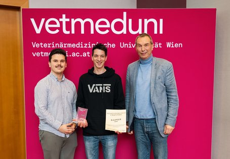 S.U.P.E.R. – Studierendenpreis: David Braunecker mit Casian Muresan (li., Studierendenvertreter) und Vizerektor Jürgen Rehage (re.).