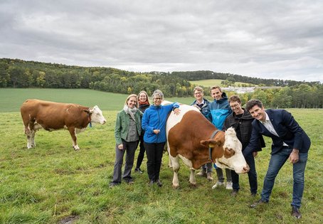 Gruppenfoto Projektteam COwLEARNING mit Kuh auf einer Wiese