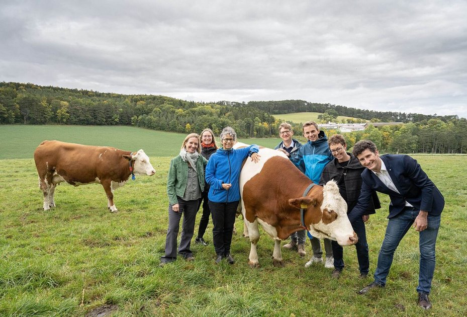 Gruppenfoto Projektteam COwLEARNING mit Kuh auf einer Wiese