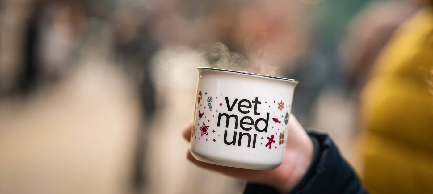 Zu sehen ist eine Teetasse mit Vetmeduni-Logo und Weihnachtsmotiven am Campus der Vetmeduni.