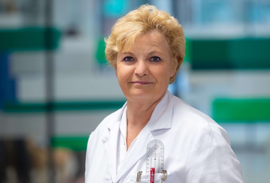 Britta Vidoni, Tierärztliche Leiterin der Universitätsklinik für Kleintiere der Vetmeduni, erhielt die Klaus Dreier Ehrenmedaille der VÖK. Britta Vidoni, Tierärztliche Leiterin der Universitätsklinik für Kleintiere der Vetmeduni, erhielt die Klaus Dreier Ehrenmedaille der VÖK.