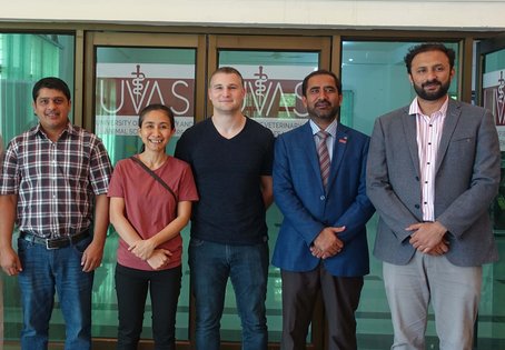 Projektleiterin und Koordinatorin Ratchaneewan Khiaosa-ard (2. v.l.) mit ihren Kollegen Mubarik Mahmood (UVAS), Thomas Hartinger (Vetmeduni), Abdul Rahman und Muawuz Ijaz (beide UVAS). Foto: Ratchaneewan Khiaosa-ard