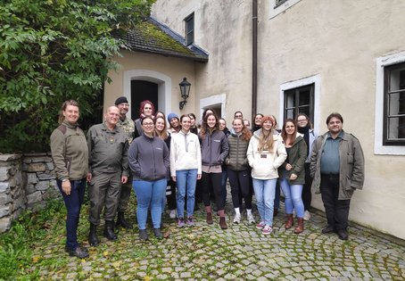 Die Exkursionsgruppe im Meierhof des Schlosses Allentsteig. Foto: Brigitte Pilz