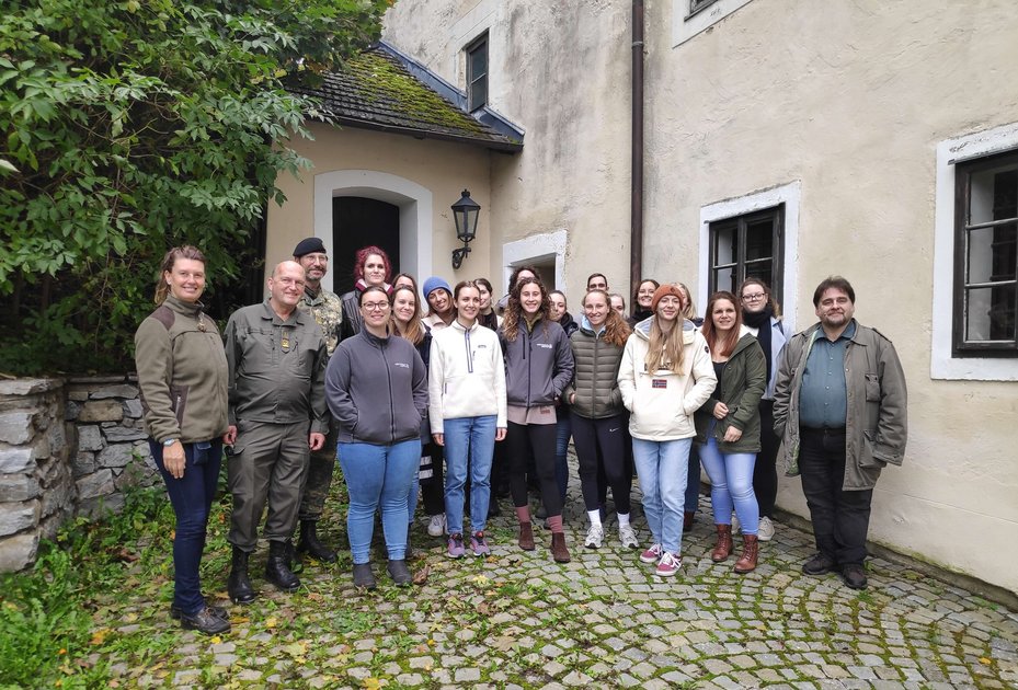 Die Exkursionsgruppe im Meierhof des Schlosses Allentsteig. Foto: Brigitte Pilz