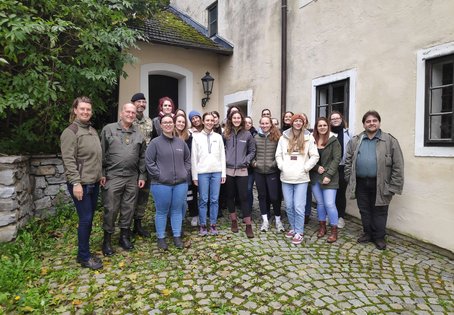 Die Exkursionsgruppe im Meierhof des Schlosses Allentsteig. Foto: Brigitte Pilz