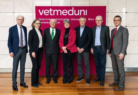 Adrian von Segesser (MFI), Vizerektorin Michaela Fritz (MedUni Wien), Heinz Schweizer (MFI), Rektorin Petra Winter (Vetmeduni), Rudolf Aebersold (MFI), Vizerektor Otto Doblhoff-Dier (Vetmeduni) und Matthias Gauly (designierter neuer Rektor der Vetmeduni)