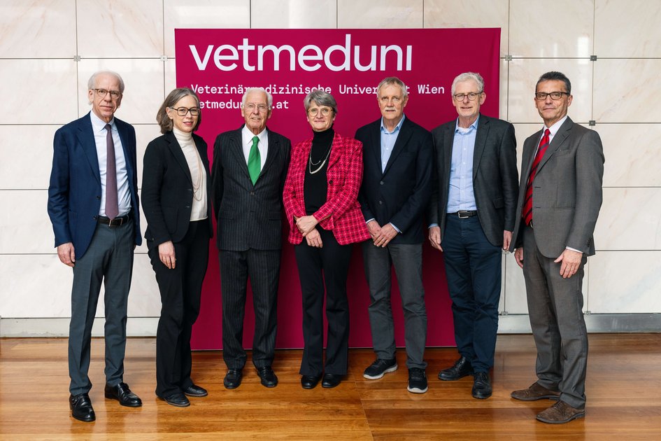 Adrian von Segesser (MFI), Vizerektorin Michaela Fritz (MedUni Wien), Heinz Schweizer (MFI), Rektorin Petra Winter (Vetmeduni), Rudolf Aebersold (MFI), Vizerektor Otto Doblhoff-Dier (Vetmeduni) und Matthias Gauly (designierter neuer Rektor der Vetmeduni)