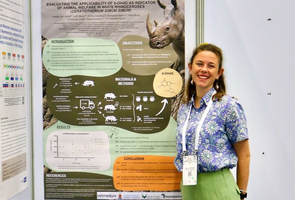 Valeska von Mitzlaff vor ihrem Poster beim World Veterinary Association Congress 2024 