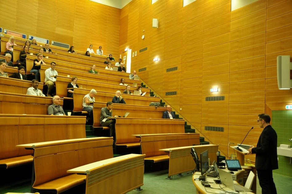 Die Konferenz wurde von Dieter Liebhart vor zahlreich erschienenem internationalem Publikum eröffnet. 