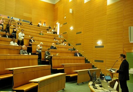 Die Konferenz wurde von Dieter Liebhart vor zahlreich erschienenem internationalem Publikum eröffnet. 