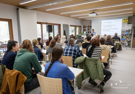 Anlässlich ihres 10-jährigen Bestehens lud die Beringungszentrale der Österreichischen Vogelwarte zur Jubiläumsausgabe der Beringer:innentagung. Foto: Mariia Klymenko