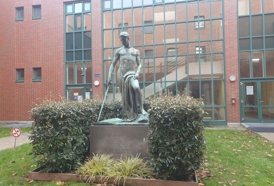 Kriegerdenkmal im Innenhof CB