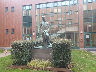 Foto zeigt das Denkmal mit dem bronzenen Jüngling am aktuellen Standort