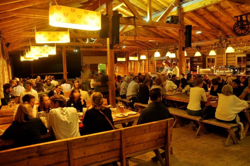 Gemütliches Abendessen in der Prater Alm im Prater. 