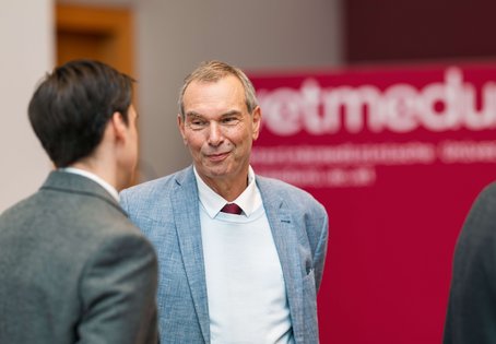 Vizerektor Jürgen Rehage mit Michael Plattensteiner (Bank Austria).