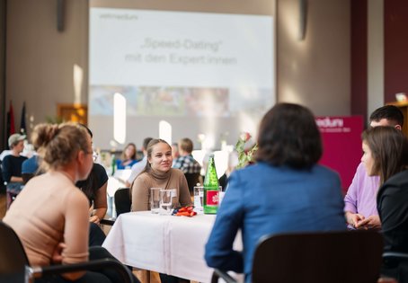 Studierende der Vetmeduni beim Speed-Dating mit Veterinär:innen aus Oberösterreich.