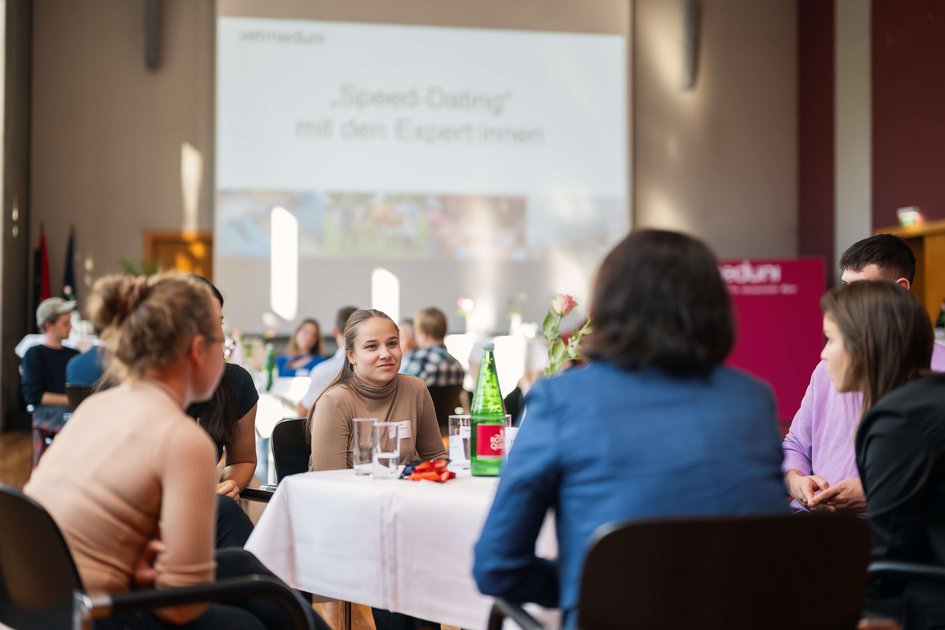 Studierende der Vetmeduni beim Speed-Dating mit Veterinär:innen aus Oberösterreich.