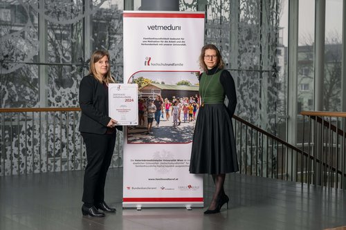 Daniela Fröhlich (Personalentwicklung/Vetmeduni) und Vizerektorin Manuela Raith mit dem Zertifikat "hochschuleundfamilie". Foto: Thomas Suchanek/Vetmeduni