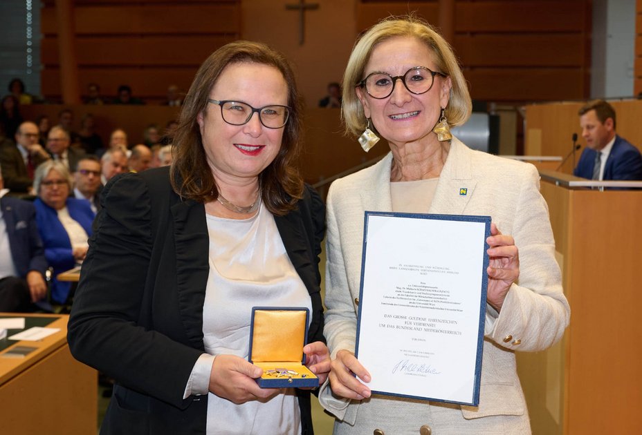 Landeshauptfrau Johanna Mikl-Leitner (re.) überreichte im feierlichen Rahmen das Große Goldene Ehrenzeichen für Verdienste um das Bundesland Niederösterreich an Michaela Schaffhauser-Linzatti, Vorsitzende des Universitätsrats der Vetmeduni. Landeshauptfrau Johanna Mikl-Leitner (re.) überreichte im feierlichen Rahmen das Große Goldene Ehrenzeichen für Verdienste um das Bundesland Niederösterreich an Michaela Schaffhauser-Linzatti, Vorsitzende des Universitätsrats der Vetmeduni. Foto: NLK Pfeiffer